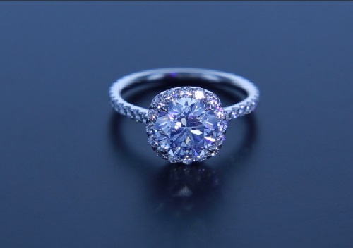 halo diamond ring with blue fluorescence in uv light appearance