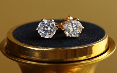 2 round brilliant cuts set in yellow gold studs