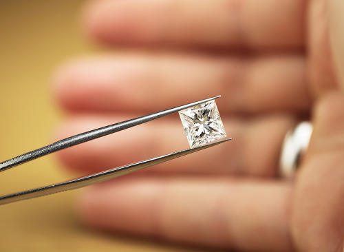 loose 2.5ct princess cut diamond on hands