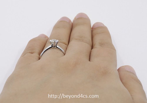 near colorless i color engagement ring size 7 on finger