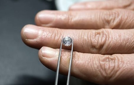 measuring carat size using hands and finger