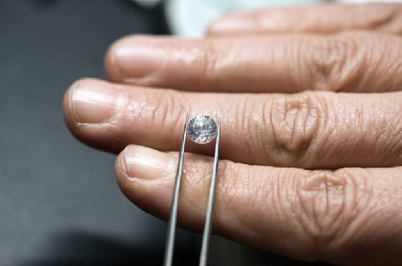 measuring carat size using hands and finger