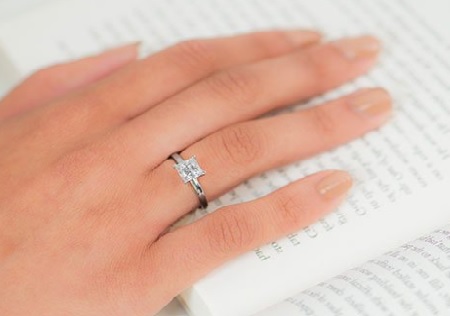 how a 2 carat princess cut diamond engagement ring on hand looks like
