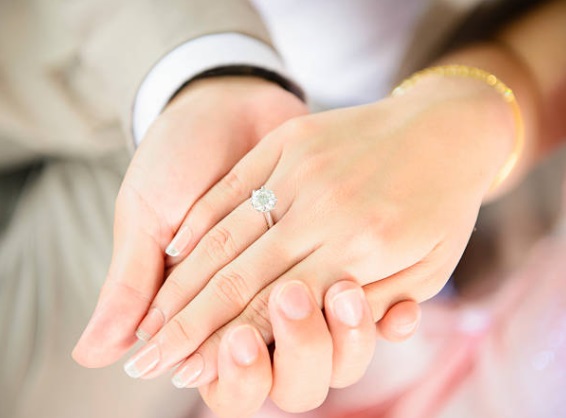 differences between engagement ring and promise ring