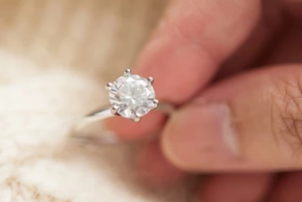 preset engagement ring with diamond center solitaire